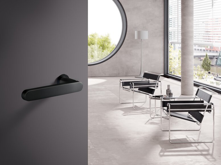 Béquille de porte mini HEWI Noir mat Porte d'immeuble de bureaux équipée d'une poignée de porte noire
