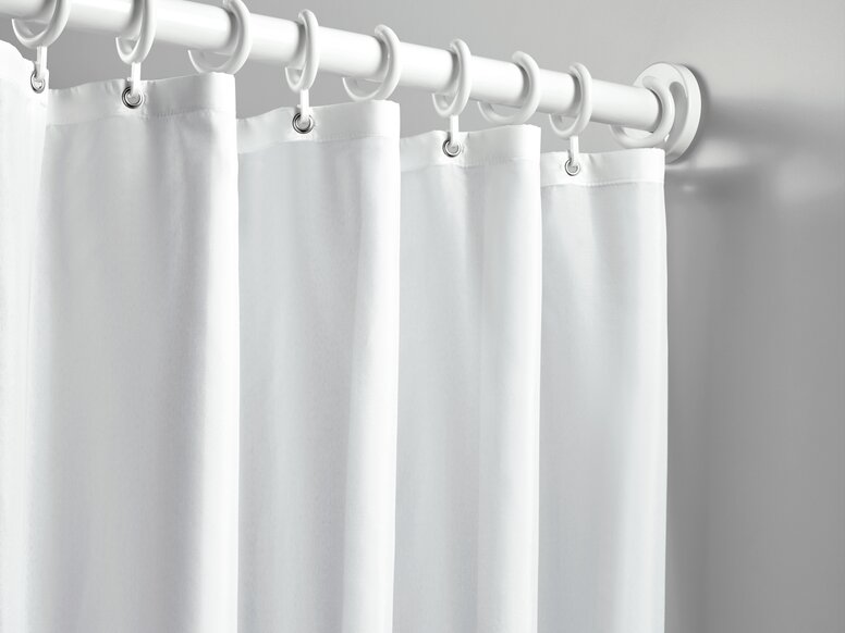 Rideau de douche sur une barre de douche blanc