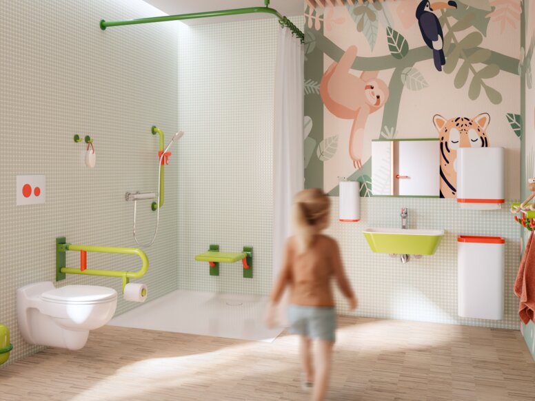 Salle de bain colorée et adaptée aux enfants, équipée d'accessoires sanitaires dans les tons vert, blanc et corail.