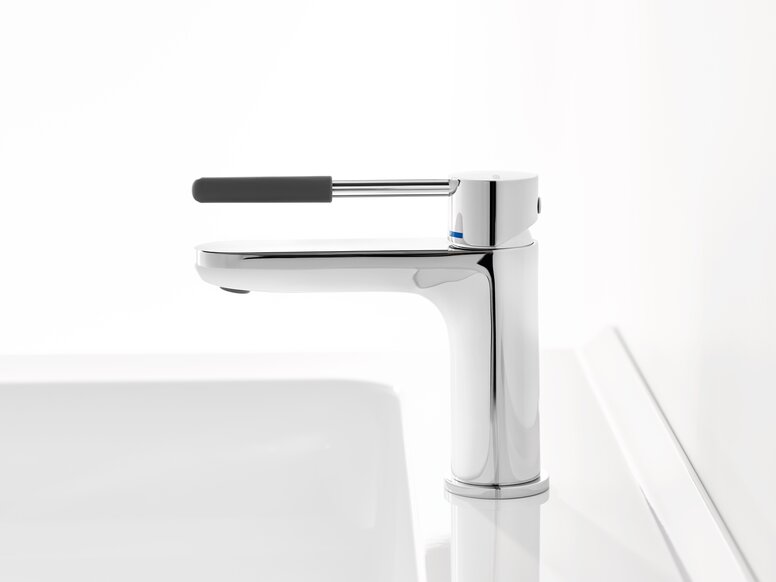 Robinetterie monocommande HEWI chromée avec élément de préhension noir en polyamide Mitigeur monocommande en chrome