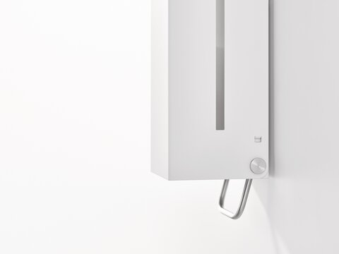 Handmatige zeepdispenser met hoekig ontwerp in de kleur wit mat gemaakt van roestvrij staal