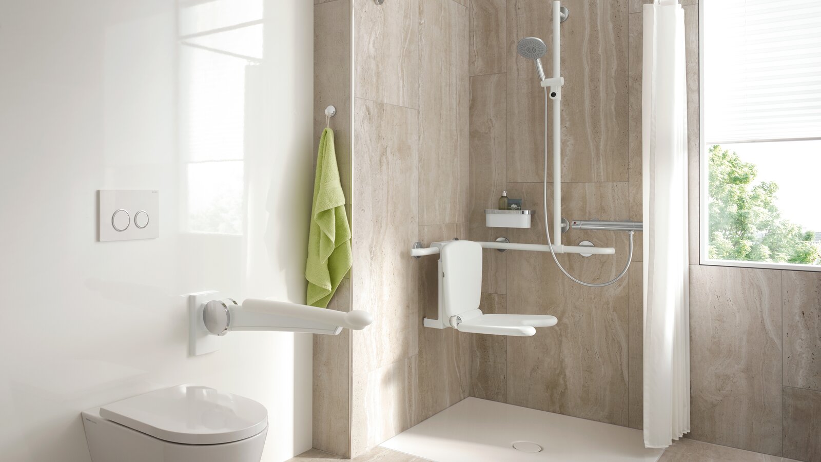 Salle de bains sans barrière HEWI Lifesystem Blanc Salle de bain accessible avec espace douche et WC Série 802