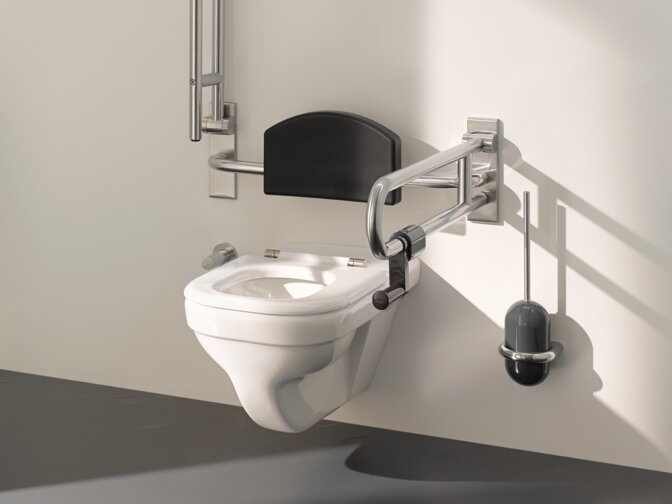WC adaptés aux personnes handicapées dans les espaces publics, équipés de poignées d'appui, d'un appui dorsal et d'une brosse WC