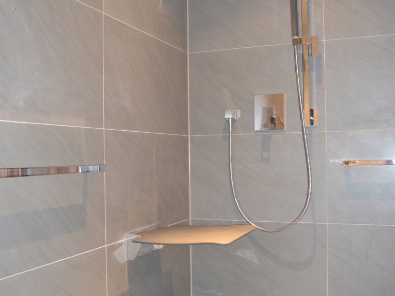 Maison Ronald McDonald Douche maison Ronald McDonald Système 100 avec siège rabattable et porte-serviettes