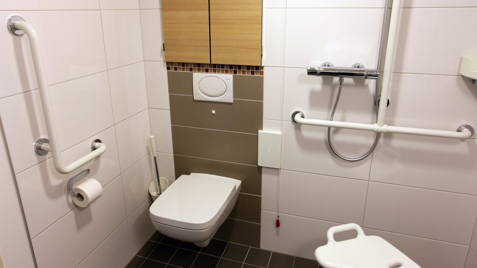 Maison Franz Jordan à Warburg Salle de bains équipée d'un ensemble brosse WC, d'une poignée coudée, d'un distributeur de papier WC, d'une tablette d'angle et d'une poignée coudée avec support de douche