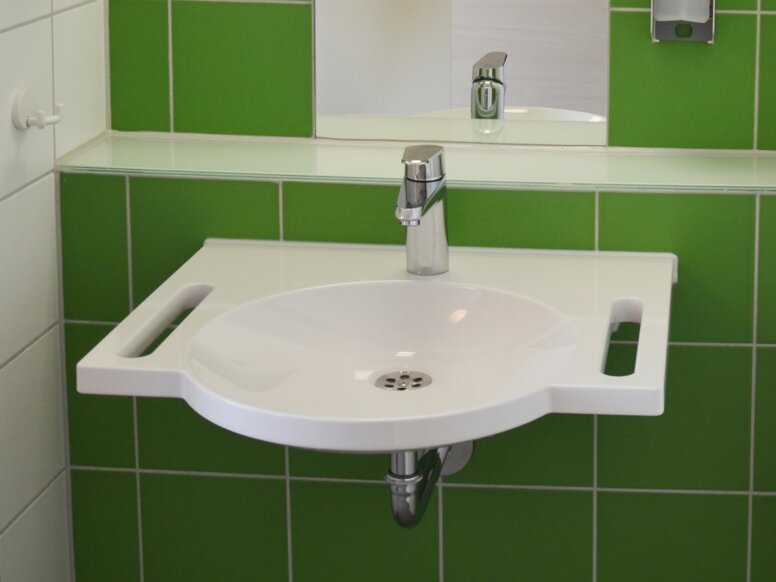 Maison de retraite St. Benedikt à Nuremberg Salle de bain avec distributeur de savon, lavabo et crochet
