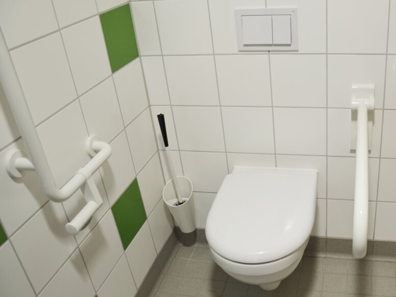 Maison de retraite St. Benedikt à Nuremberg Salle de bain équipée d'un ensemble brosse WC, d'une poignée coudée et d'une barre d'appui rabattable