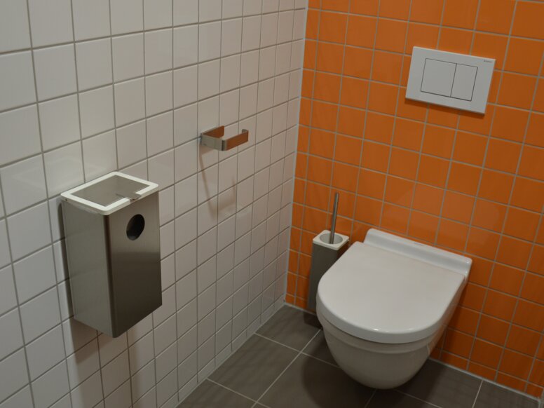 Écoles Gisela à Passau Toilettes équipées d'un ensemble brosse WC, d'une poubelle hygiénique et d'un distributeur de papier WC Série 805