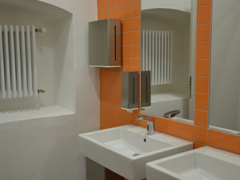 Écoles Gisela à Passau Table de toilette avec distributeur de serviettes en papier et distributeur de savon Série 805