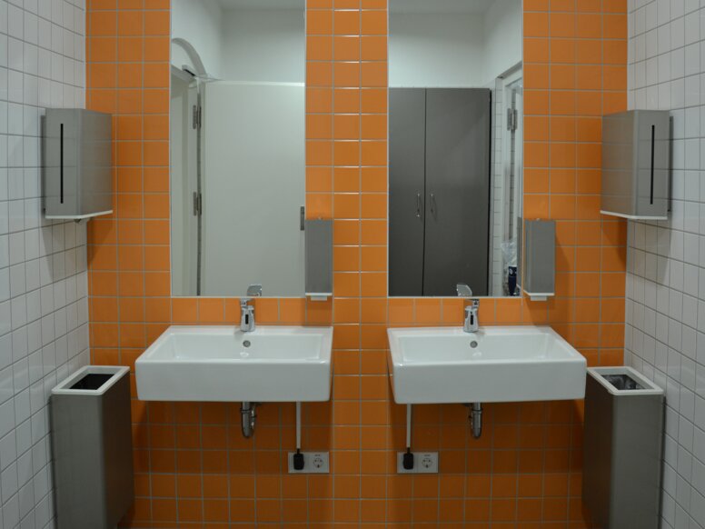 Écoles Gisela à Passau Salle de bains équipée d'un lavabo, d'un distributeur de serviettes en papier, d'une poubelle hygiénique et d'un distributeur de savon série 805
