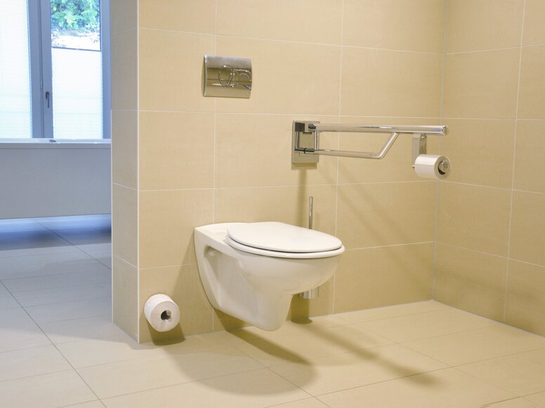 Résidence pour personnes âgées Philosophenweg à Wetzlar Toilettes équipées d'une barre d'appui rabattable, d'un porte-papier de réserve et d'un ensemble brosse WC