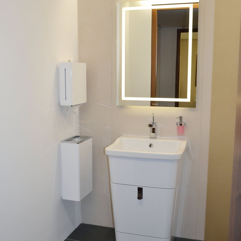 Musée du dessin d'architecture Salle de bain équipée d'un distributeur de savon, d'une poubelle hygiénique, d'un miroir et d'un distributeur de serviettes en papier