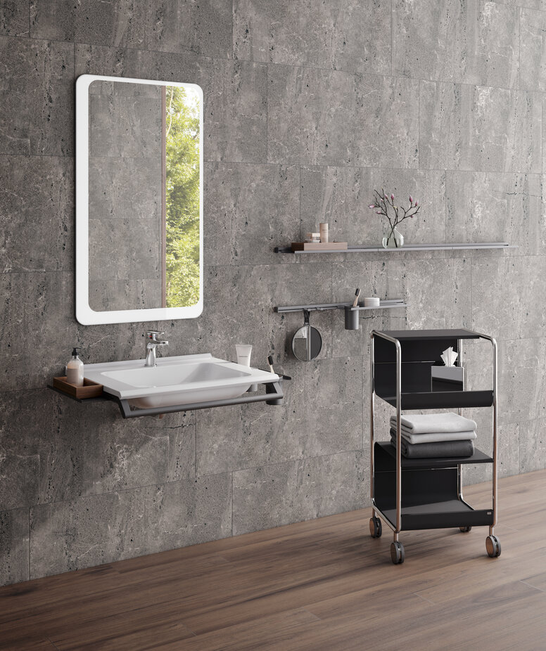 Chariot de lavage et d'appoint HEWI Lavabo modulaire avec poignée et étagères, à côté du chariot d'appoint en noir mat