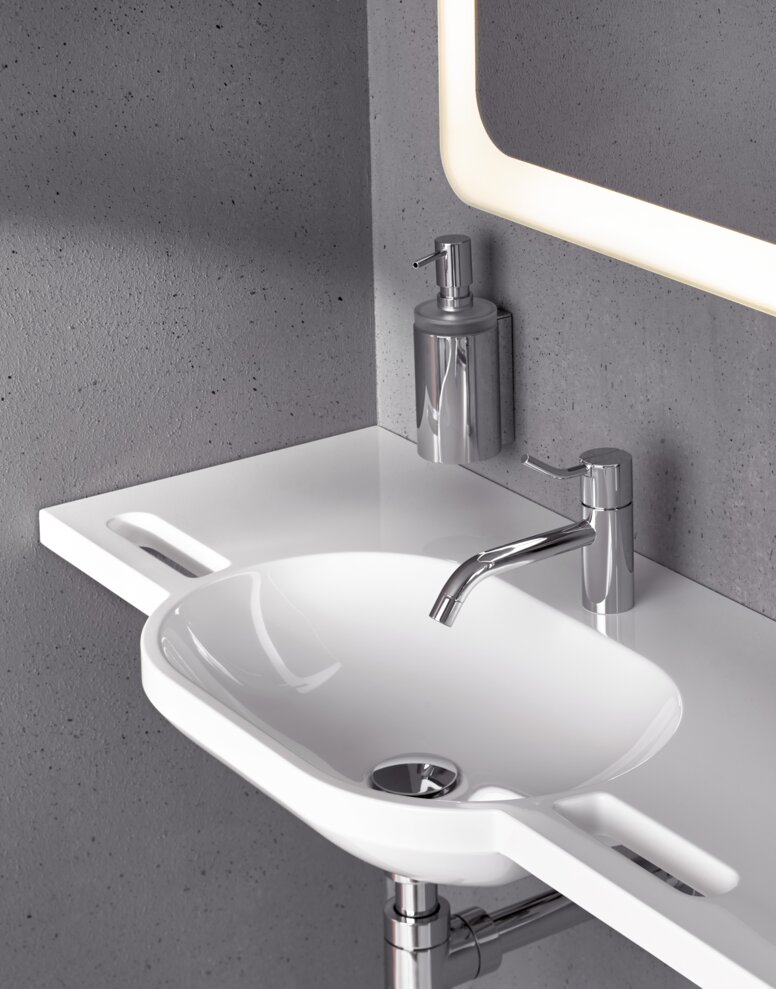 Lavabo HEWI Lavabo avec poignées Hlategriff. Cuvette ovale, mitigeur chromé, Becker et distributeur de savon